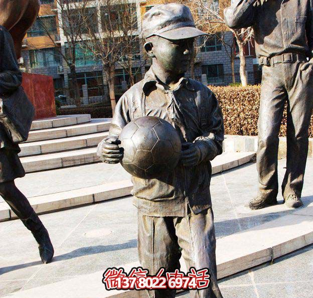 鑄銅雕塑，點綴小學廣場，傳遞小學生足球精神