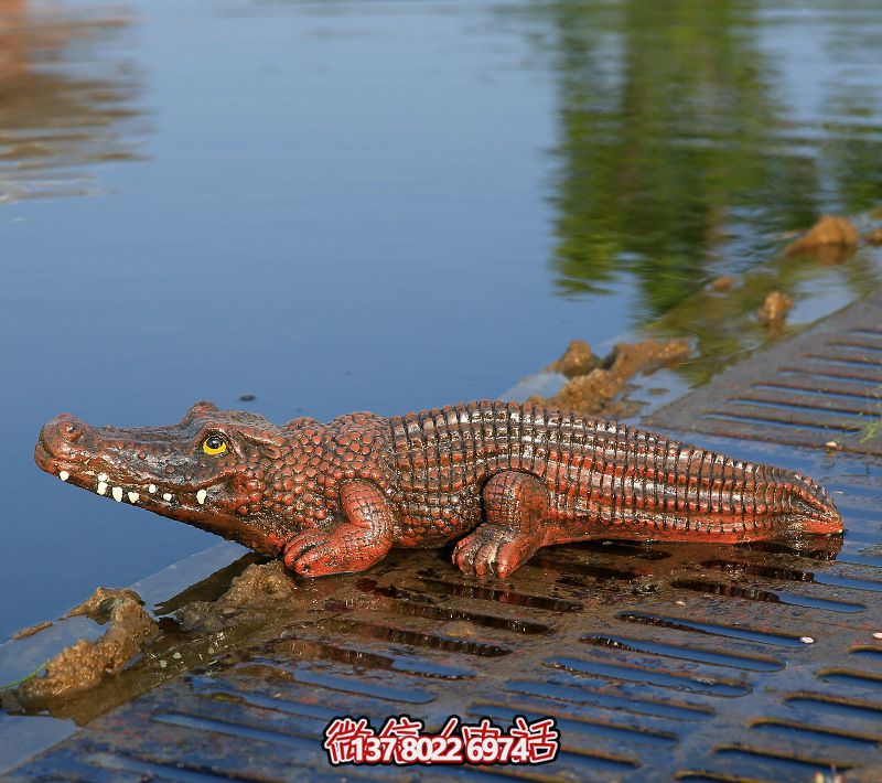 湖邊彩繪玻璃鋼鱷魚雕塑 湖邊彩繪玻璃鋼鱷魚雕塑