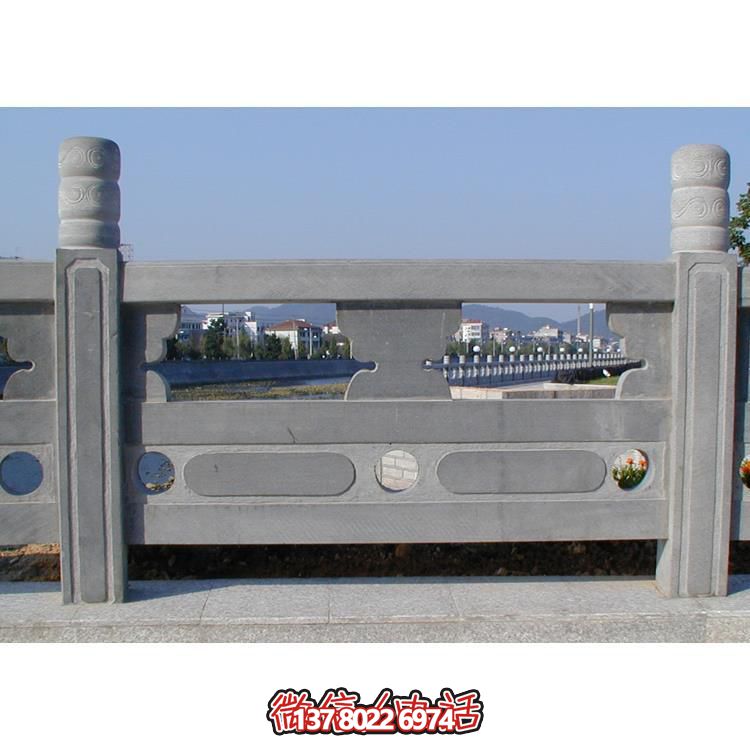 青石雕刻欄桿欄板，點綴美麗河道