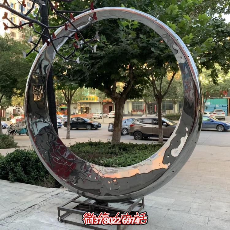 高級不銹鋼鏡面拋光圓環噴泉，為酒店會所戶外景觀雕塑增添絢麗色彩