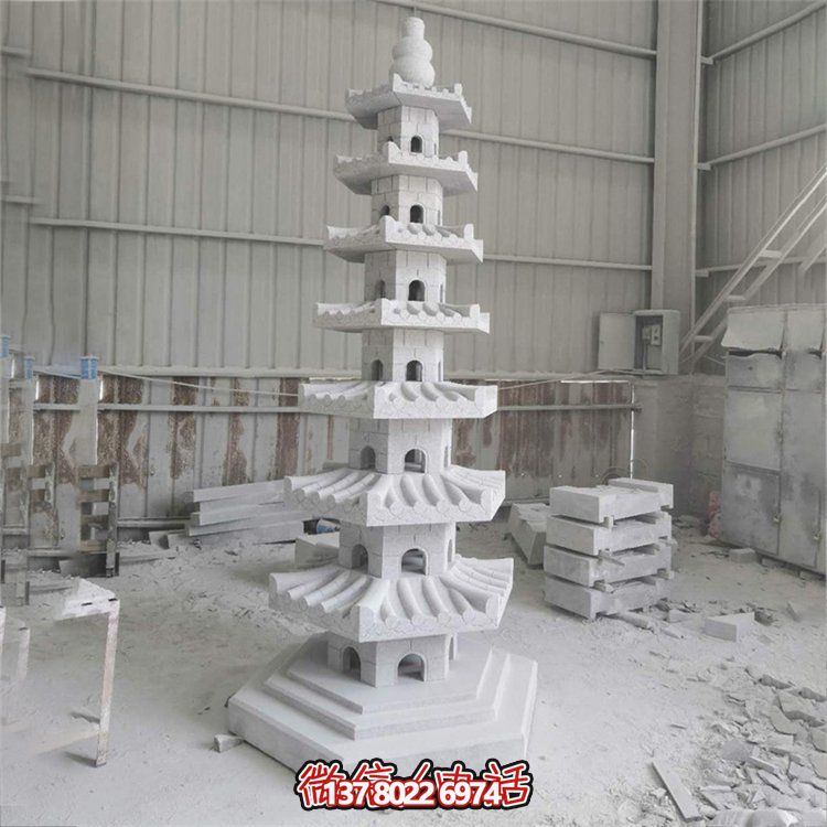 天然青石多層石佛塔，雕刻精美，為寺廟擺放