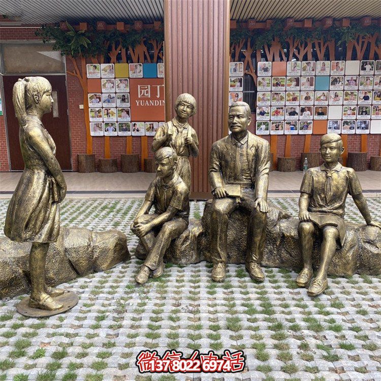 仿銅人物雕塑，裝點步行街情景