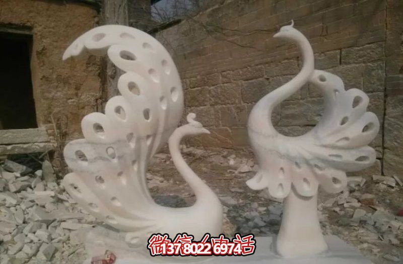不銹鋼鏤空孔雀雕塑，點綴公園湖邊