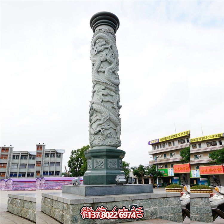 大理石浮雕龍柱，點綴校園廣場