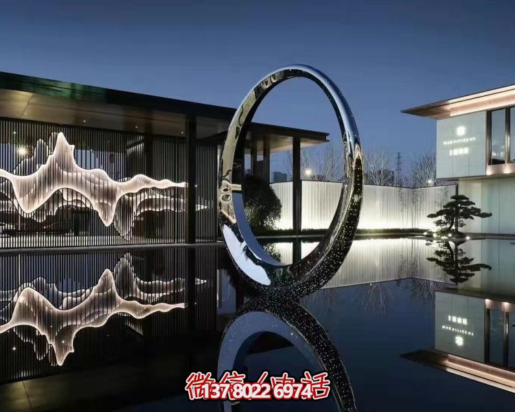 不銹鋼圓環雕塑，點綴園林別墅水池