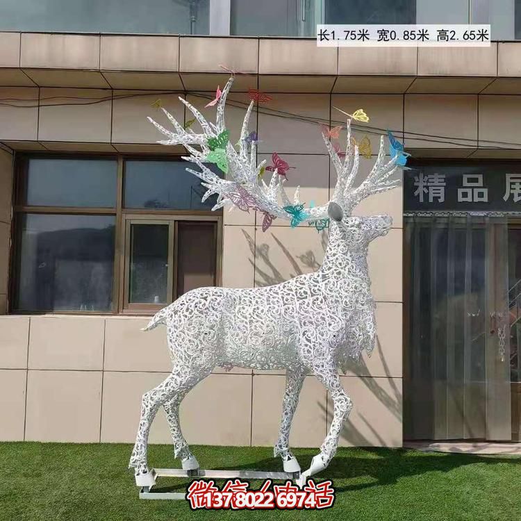 不銹鋼鹿角鏤空梅花亮化雕塑，為景觀廣場擺放