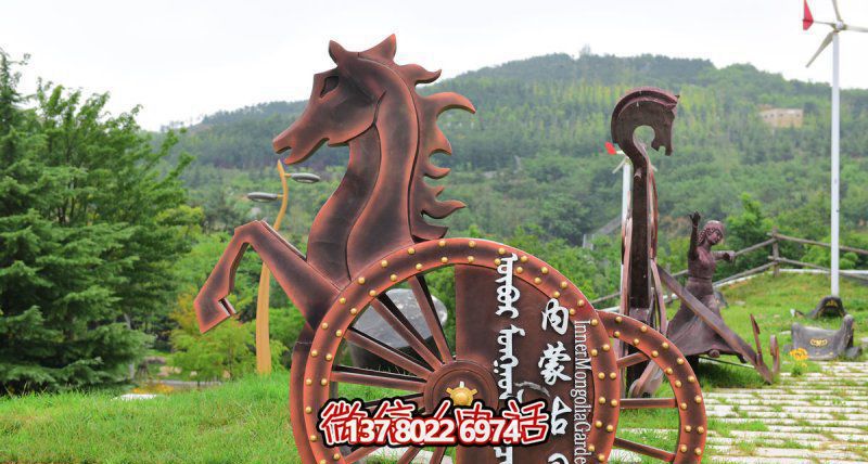 紫銅風情景區——雕塑與馬車的自然融合 紫銅風情景區——雕塑與馬車的自然融合