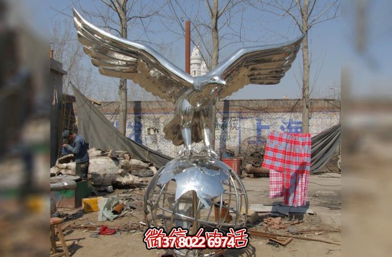 休息時刻，欣賞不銹鋼老鷹雕塑