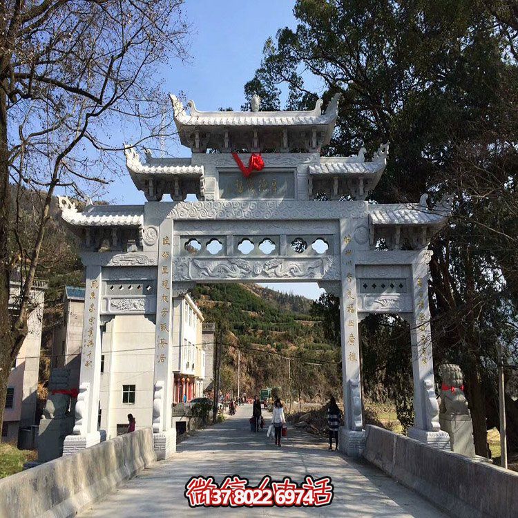 村口石牌坊，三間四柱石雕牌樓