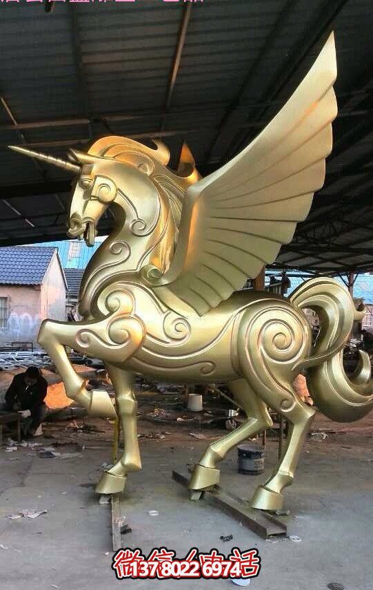 商場里擺放的金色的玻璃鋼創意飛馬雕塑 商場里擺放的金色的玻璃鋼創意飛馬雕塑