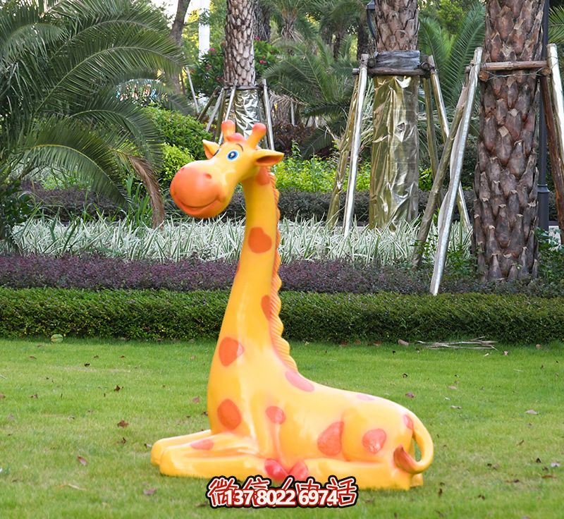 公園草坪臥著的玻璃鋼彩繪長頸鹿雕塑 公園草坪臥著的玻璃鋼彩繪長頸鹿雕塑
