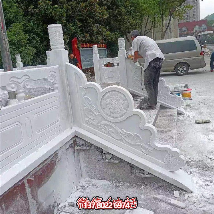 漢白玉旗臺欄板欄桿安裝，細節打磨處理