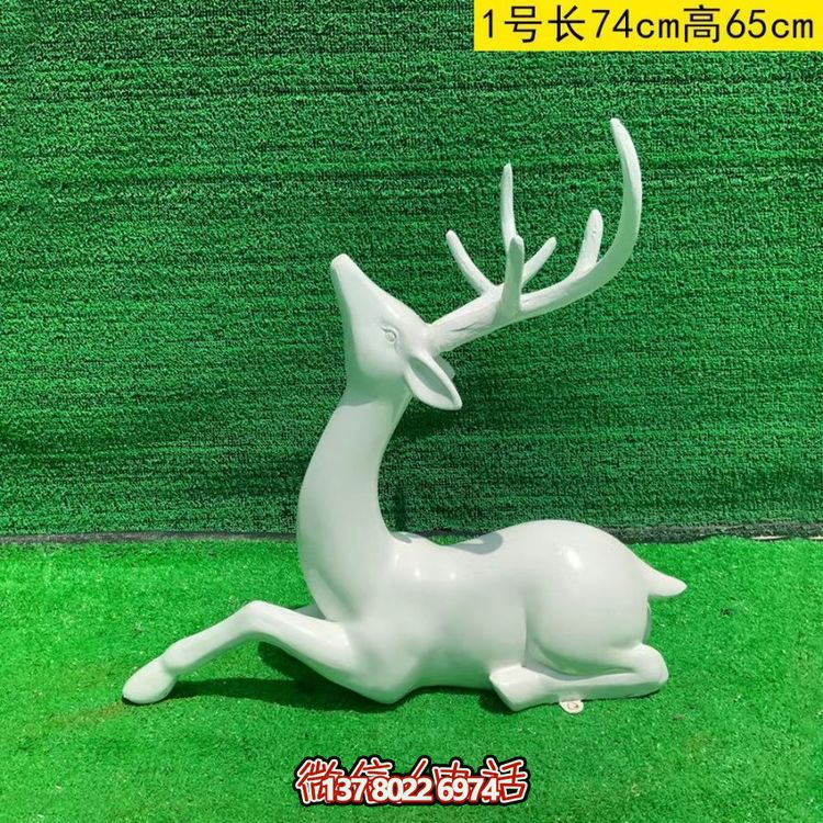 白色的梅花鹿，臥姿，仰頭，可上色